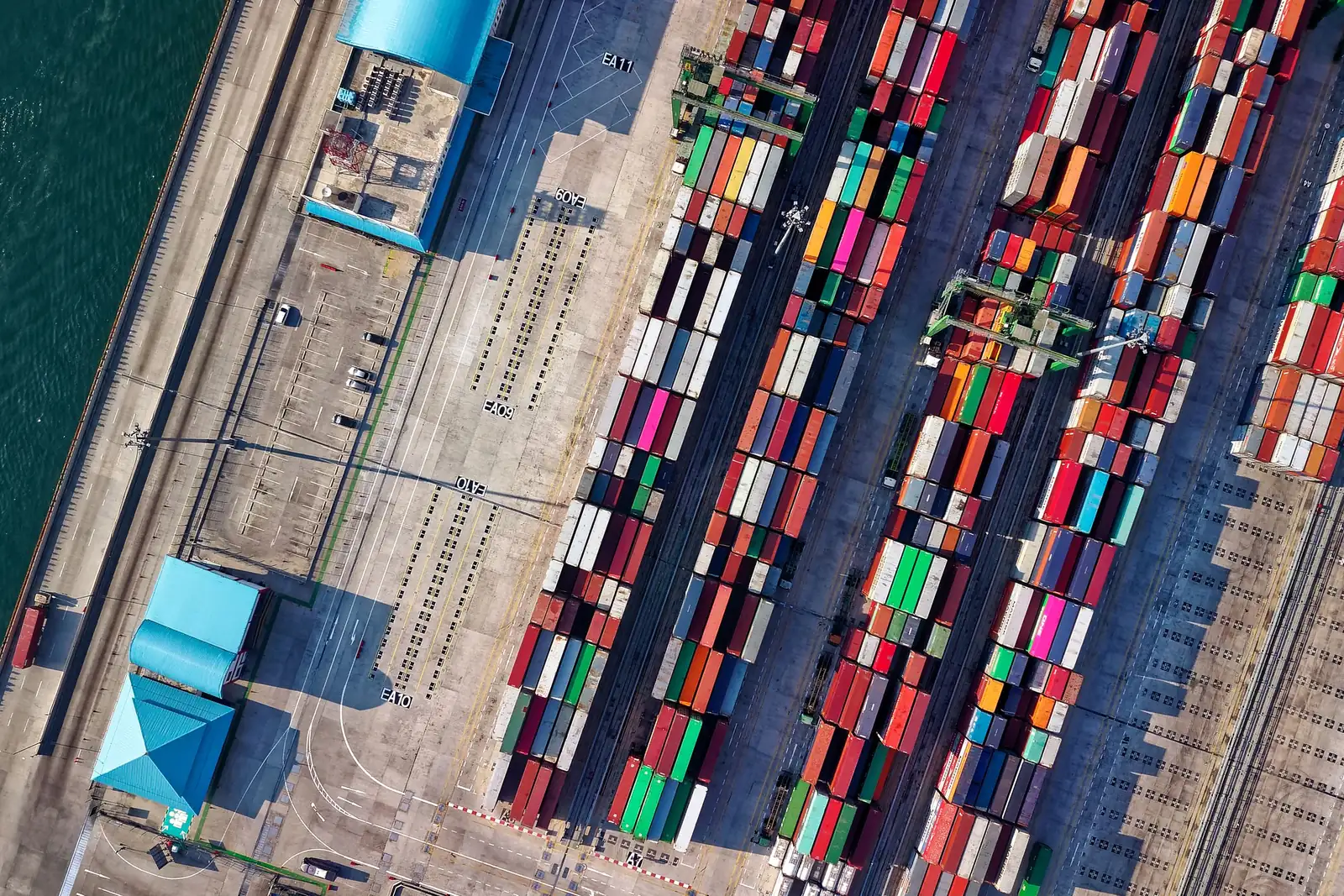 Contenedor de Q-Onetrade en la explanada de un terminal portuario.